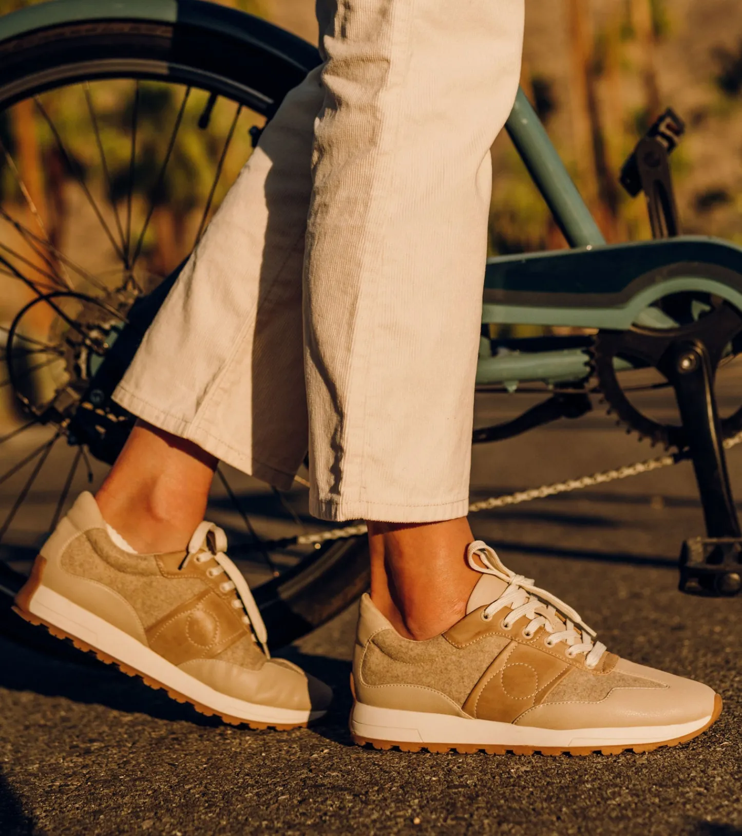 Baretraps Flats & Loafers|Sneakers-Gwenda Lace Up Sneaker Buff